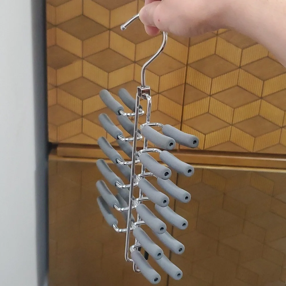 Spinning tie/jewerly hanger
